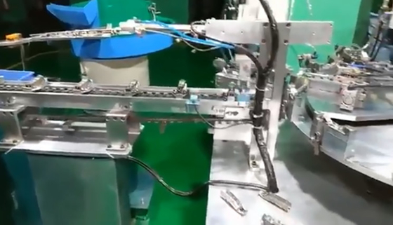 Machine automatique d'Assemblée de grand équipement fait sur commande d'automation pour la charnière de porte de Cabinet